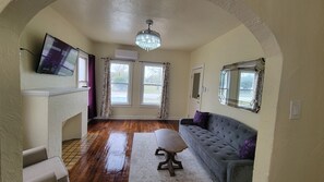 Smart TV, fireplace - Charming 1-bedroom apartment, WiFi, AC, 5 minutes to Downtown San Antonio (San Antonio)