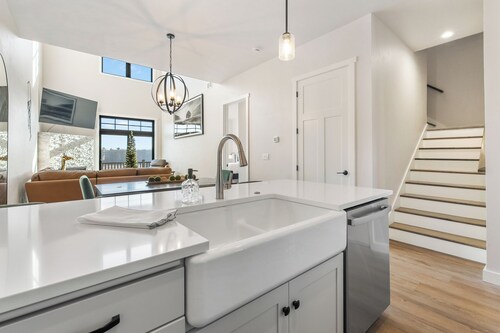 Newly Built Condo w/ pool, gym, hot tub- Poker table in loft area!