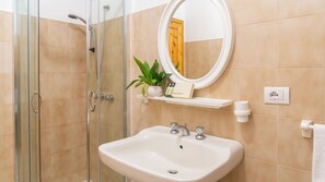 Dusche, Haartrockner, Bidet, Handtücher