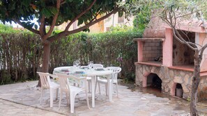 Outdoor dining - Casa Ficus - Two Bedroom Apartment, Sleeps 4 (Porto Ottiolu)