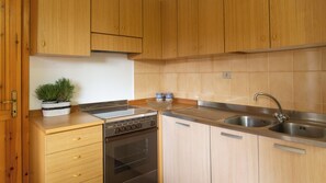 Private kitchen - Casa Ficus - Two Bedroom Apartment, Sleeps 4 (Porto Ottiolu)