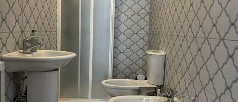 Dusche, Haartrockner, Bidet, Handtücher