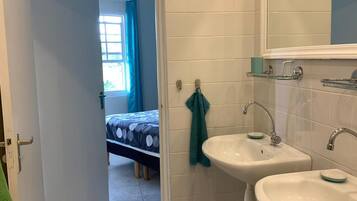 SĂšche-cheveux, serviettes fournies, papier toilette