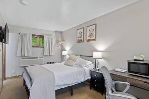 Room 5, Kozy Rest Motel