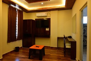 Family Double or Twin Room, Hill View | Living area