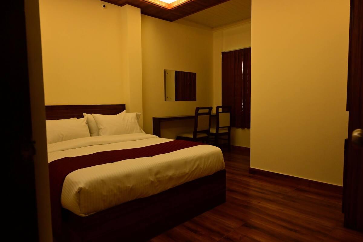 Family Double or Twin Room, Hill View | Living area