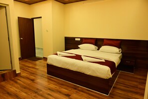 Family Double or Twin Room, Hill View | Living area