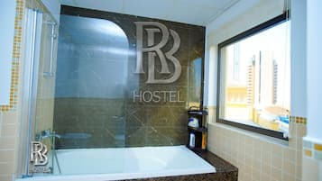 Amenidades de baño gratuitas, secadora de cabello, papel de baño