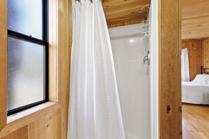 Shower, hair dryer, towels, soap - Tiny House @ Trailhead Cabins (Monteagle)