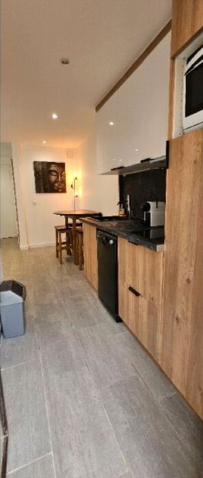Réfrigérateur, micro-ondes, plaque de cuisson, lave-vaisselle