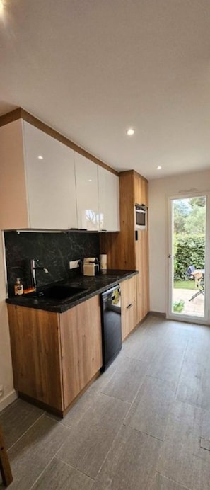 Réfrigérateur, micro-ondes, plaque de cuisson, lave-vaisselle