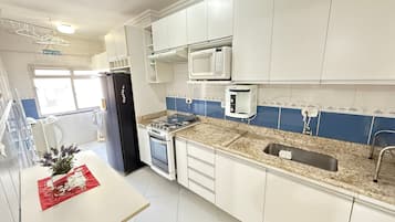 Kylskåp, mikrovågsugn, ugn och kaffe- och tebryggare