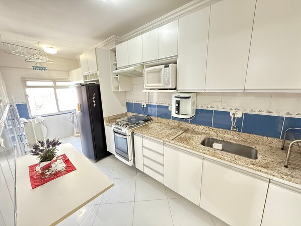 Fridge, microwave, oven, coffee/tea maker - Feet in the Sand Corner of the Fort IV (Praia Grande)