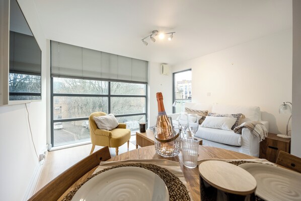 Living area - Modern Flat, Oxford city centre (Oxford)