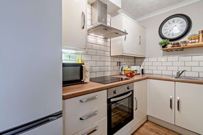 Frigorifero, microonde, forno, pentole/stoviglie/utensili