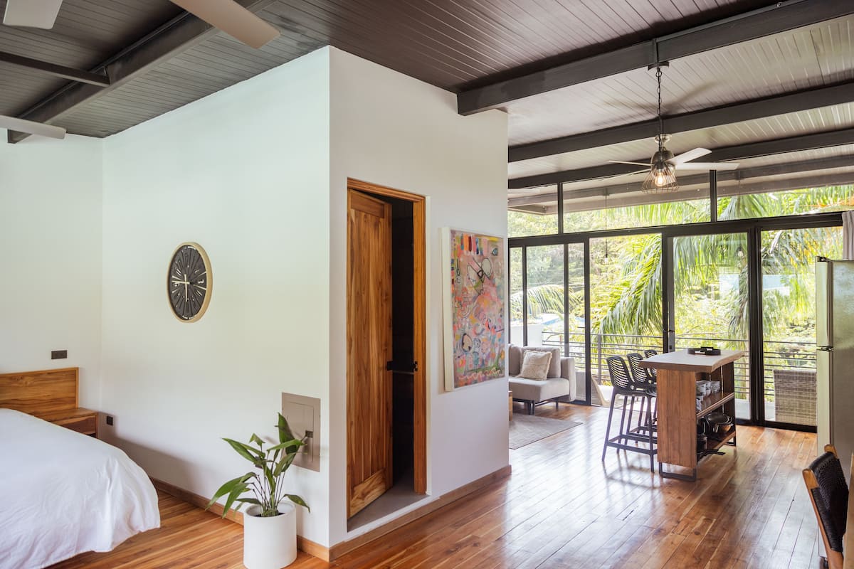 Suite estudio Deluxe, balcón, vistas a la montaña | Caja fuerte y espacio para trabajar con un portátil