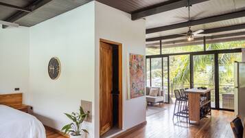 Suite estudio Deluxe, balcón, vista a la montaña | Caja de seguridad en la habitación y espacio para trabajar con laptop