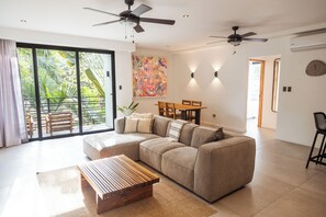 Suite – design, 2 soverom, balkong, bassengutsikt | Safe på rommet, skrivebord for bærbar PC og lydisolert