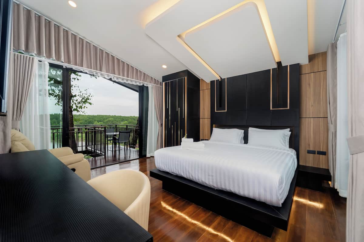 Suite Deluxe, balcone, vista lago | 1 camera, una scrivania, Wi-Fi gratuito, lenzuola