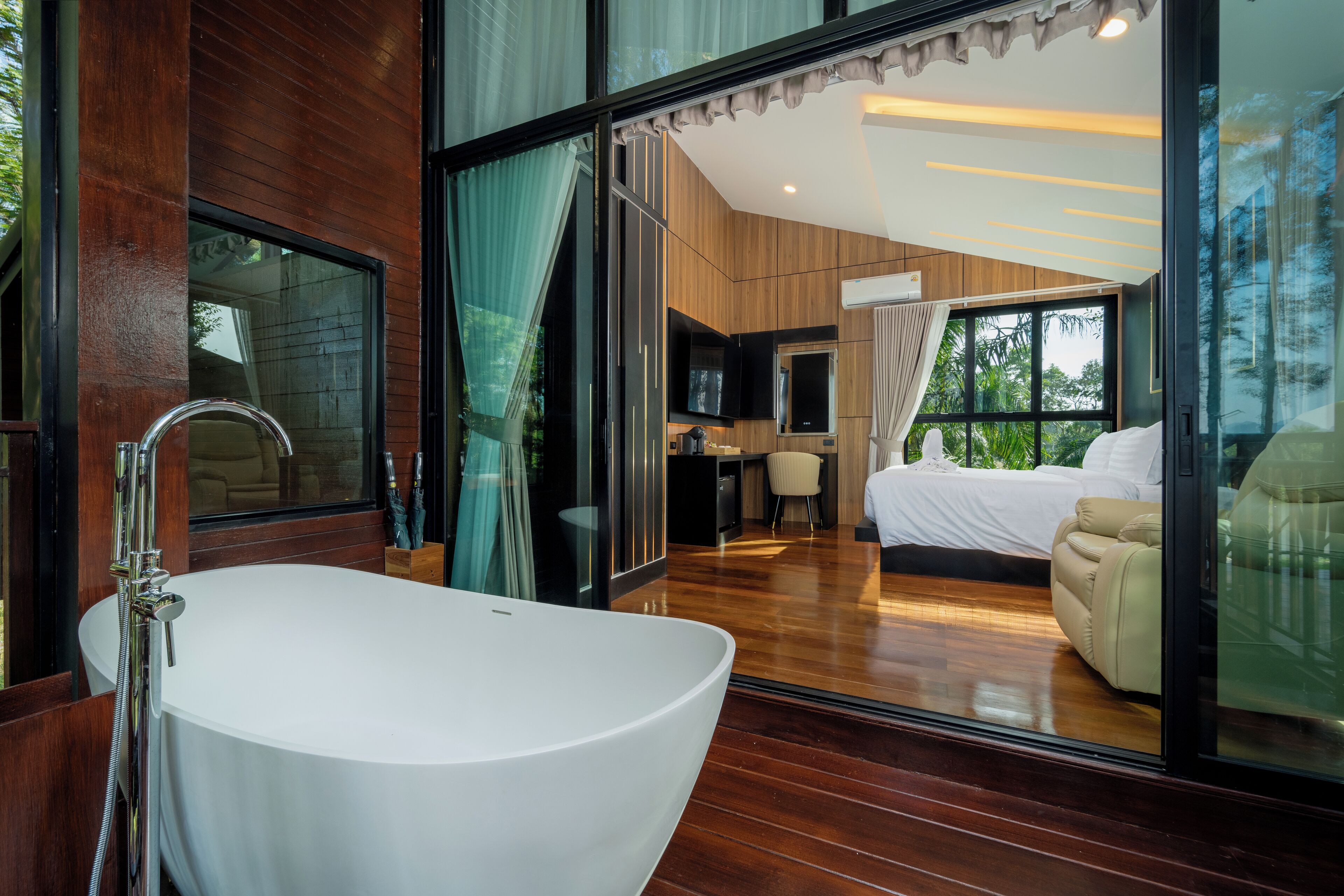 Deluxe Suite, Balcony | Desk, free WiFi, bed sheets