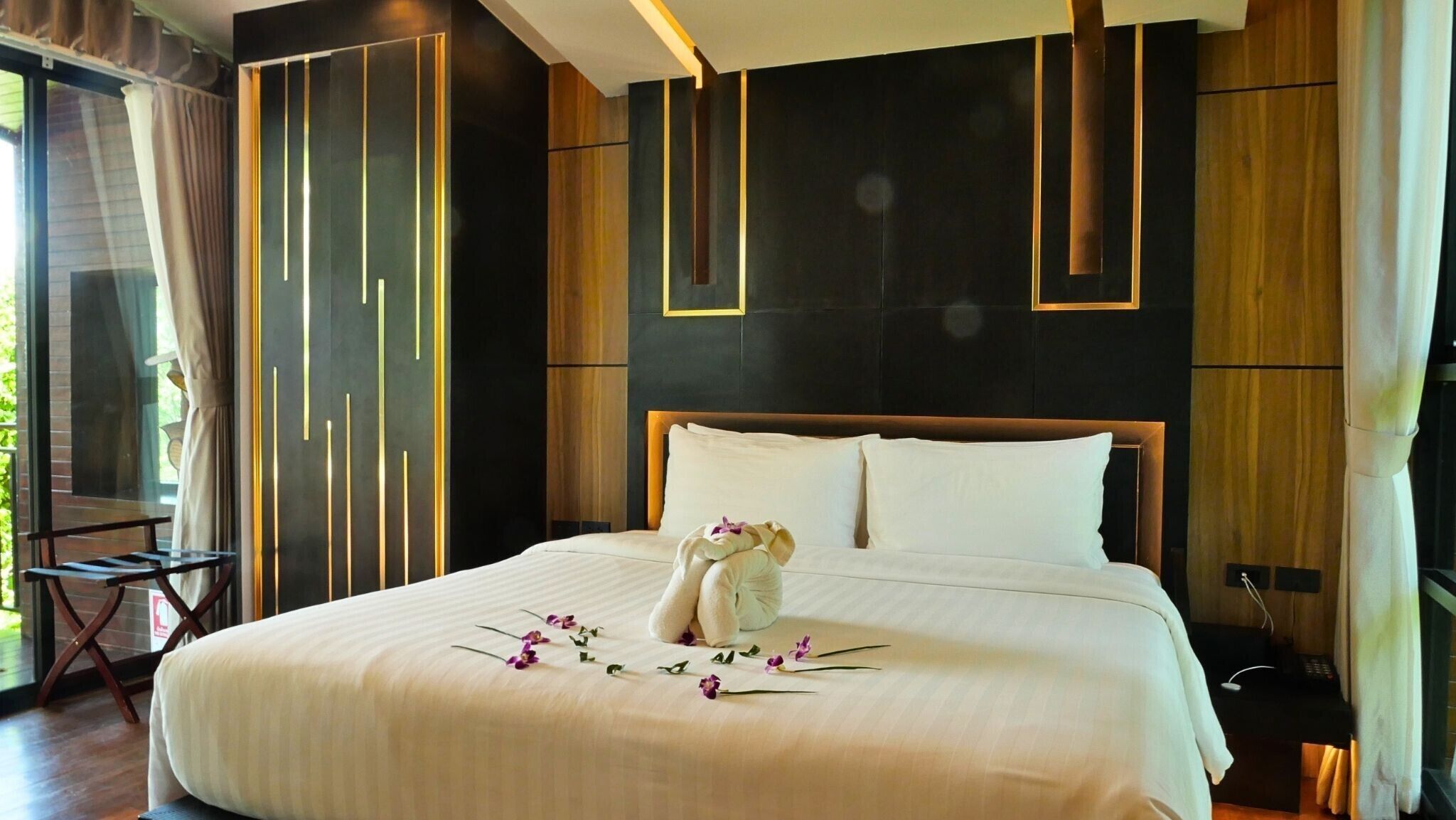 Suite, Balcony, Lake View | Desk, free WiFi, bed sheets