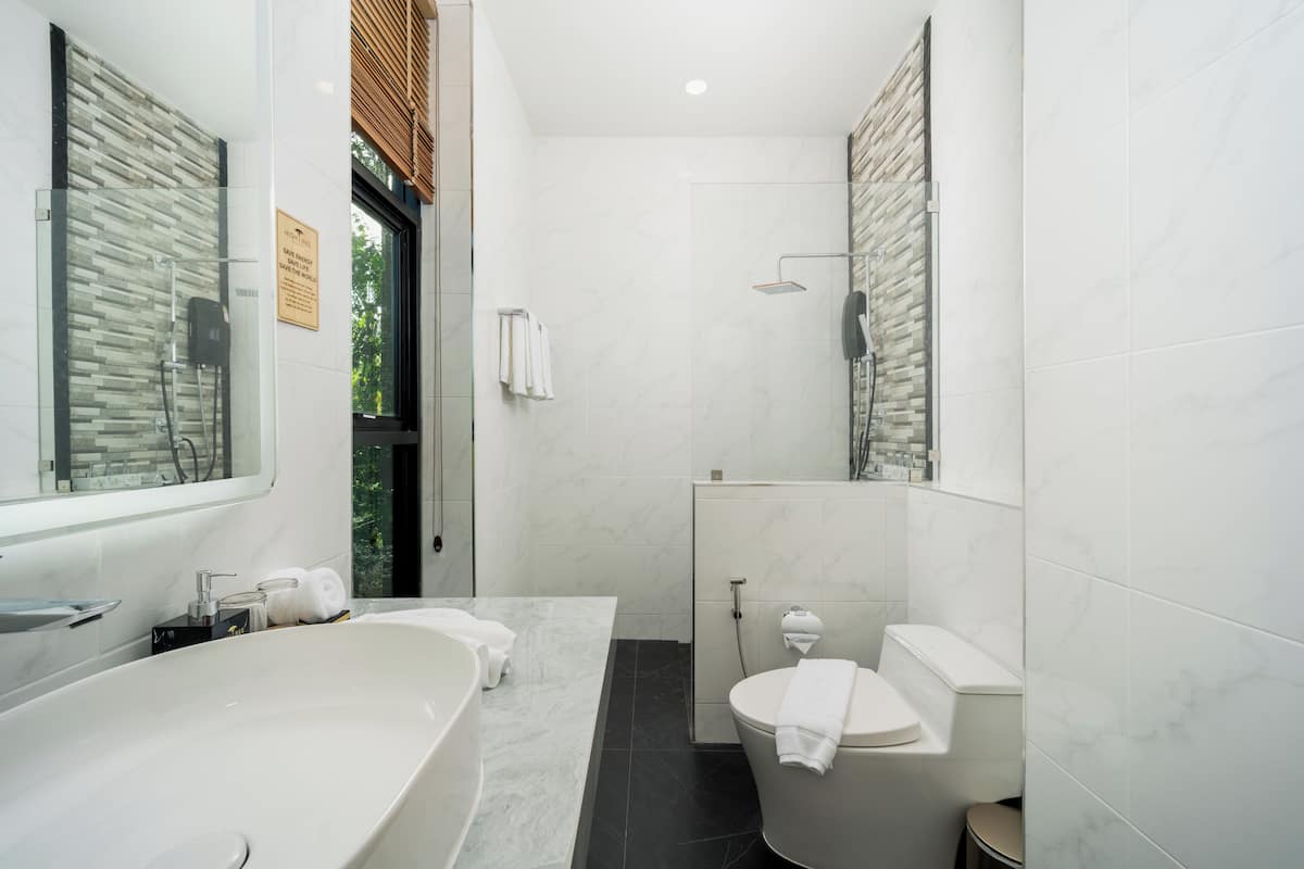 Camera Deluxe, balcone, vista lago | 1 camera, una scrivania, Wi-Fi gratuito, lenzuola