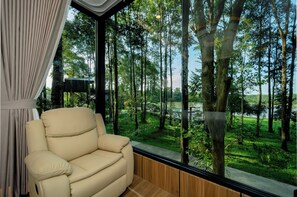 Deluxe Room, Balcony, Lake View | Desk, free WiFi, bed sheets