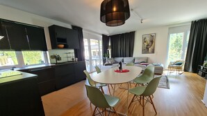 Une cuisine moderne avec un coin repas, un canapé et un fauteuil à bascule.