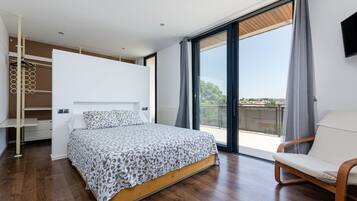 Casa | 3 habitaciones, muebles diferentes y tabla de planchar con plancha
