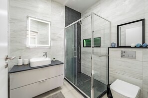 Regadera, toallas, papel de baño