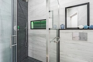Douche, serviettes fournies, papier de toilette