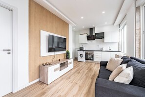 TV - Quassia Apartment, São João da Talha, Lisbon (São João da Talha)