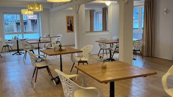 Tägliches Frühstücksbuffet (12.00 EUR pro Person)