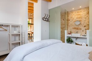 Casa | 1 habitación, muebles diferentes y tabla de planchar con plancha 