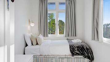 4 bedrooms, desk, iron/ironing board, free WiFi