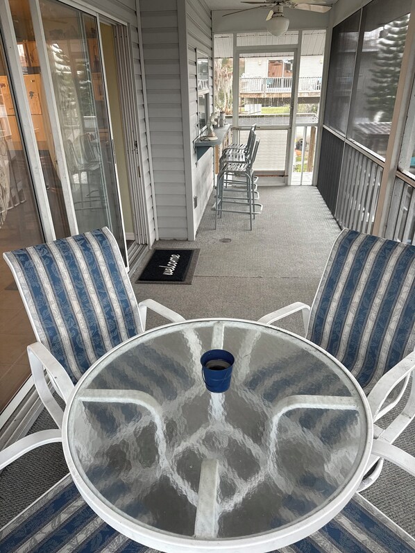 Outdoor dining - Charming 2BR/2BA Riverfront Retreat on Weeki Wachee- Kayak, Swim, Relax! (Spring Hill)