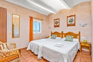 5 bedrooms, iron/ironing board, free WiFi, bed sheets