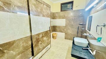 Superior Double Room, Balcony | Bathroom | Slippers, towels, soap, shampoo