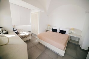 King Suite with Hot Tub | In-room safe, iron/ironing board, free WiFi, bed sheets - Blue Arise Fira (Santorini)