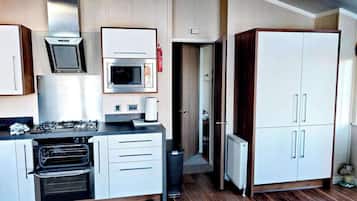 Cabin | Private kitchen | Fridge, microwave, oven, stovetop