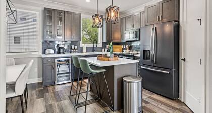 Luxury Downtown W/ Jacuzzi ~ steps to riverwalk!
