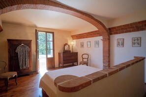 9 bedrooms, iron/ironing board, travel crib, free WiFi - St. Joseph  (Lucignano)