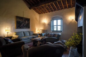 Fireplace, books - St. Joseph  (Lucignano)