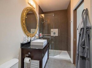 Apartment | Bathroom | Shower, hair dryer, towels - Sleeps6-apartment-parking-balcony-patio (Madrid)