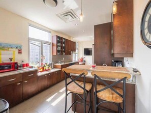 Refrigerador, microondas, horno, placa de cocina