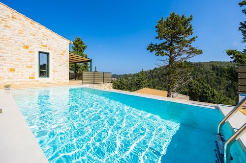 Villa Hill View Dio - One Bedroom Villa, Sleeps 4