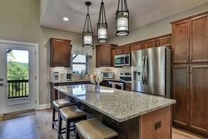 Fridge, microwave, oven, stovetop - Luxury 2 Bedroom, Mountain Views, Hot Tub, Hiking (Black Mountain)