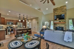 Interior - Luxury 2 Bedroom, Mountain Views, Hot Tub, Hiking (Black Mountain)