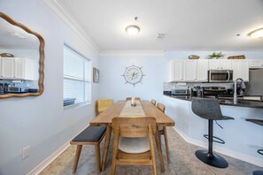Ferienhaus, Mehrere Betten, Balkon, Gartenblick (Ocean Hibiscus Retreat) | Speisen