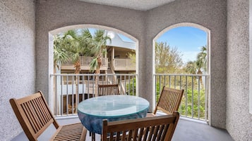 Ferienhaus, Mehrere Betten, Balkon, Gartenblick (Ocean Hibiscus Retreat) | Speisen im Freien